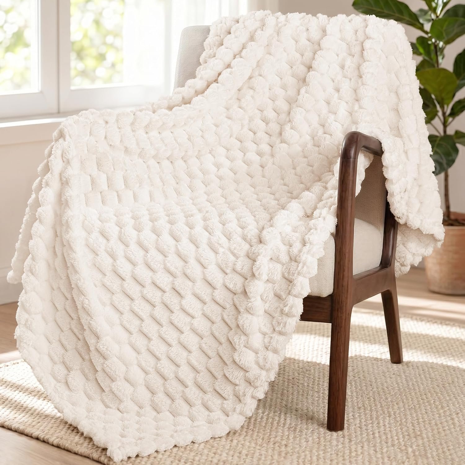 Exclusivo Mezcla Large 3D Fleece Throw Blanket for Couch, Ivory | Extra Soft Fuzzy Plush Lightweight Throws, Cozy Fluffy Decorative Blankets for All Seasons, 50×70 Inches