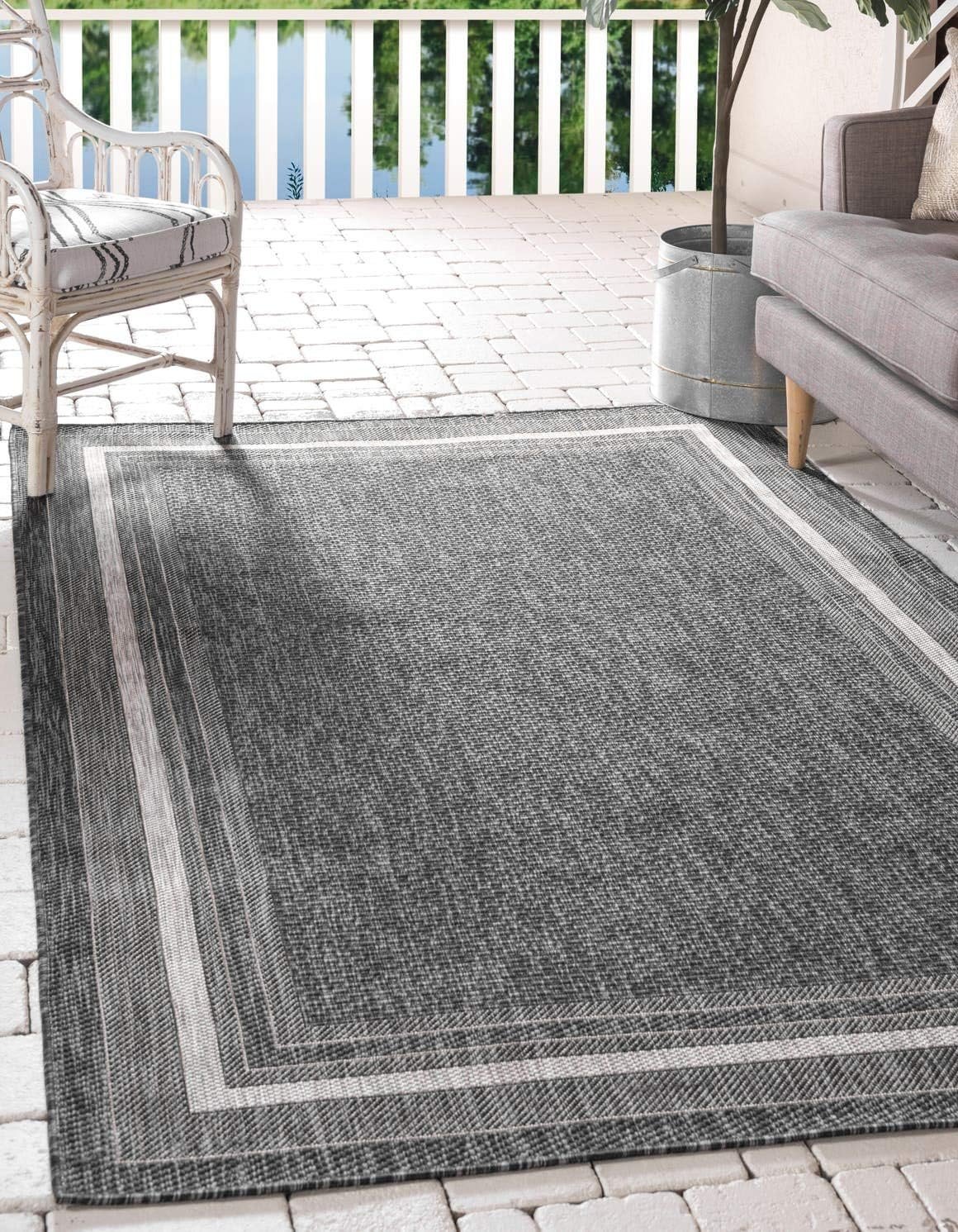 Unique Loom Outdoor Border Collection Area Rug – Soft Border (4′ 1″ x 6′ 1″ Rectangle, Black/ Ivory)